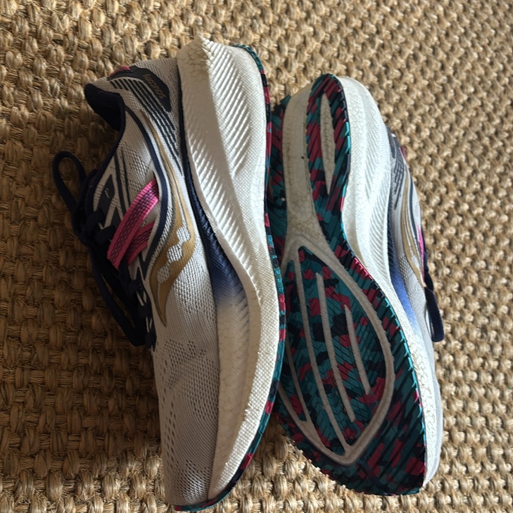Saucony Women's Size 8 Running Shoes - Picture 7 of 9